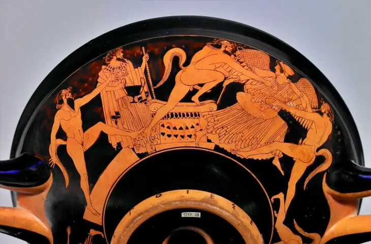 Antik Yunan kylix üzerinde satirler, Dionysos ve Iris sahnesi